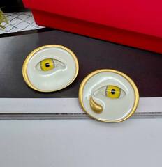 73123-assimetrichnye-sergi-kruglye-v-stile-schiaparelli-s-beloj-ehmalyu