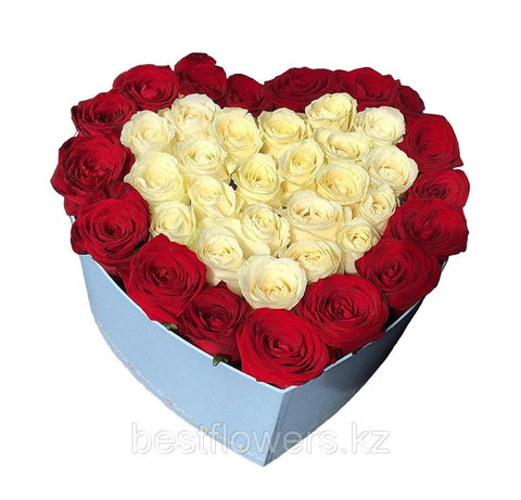 Сердце в коробке из белых и красных роз 2