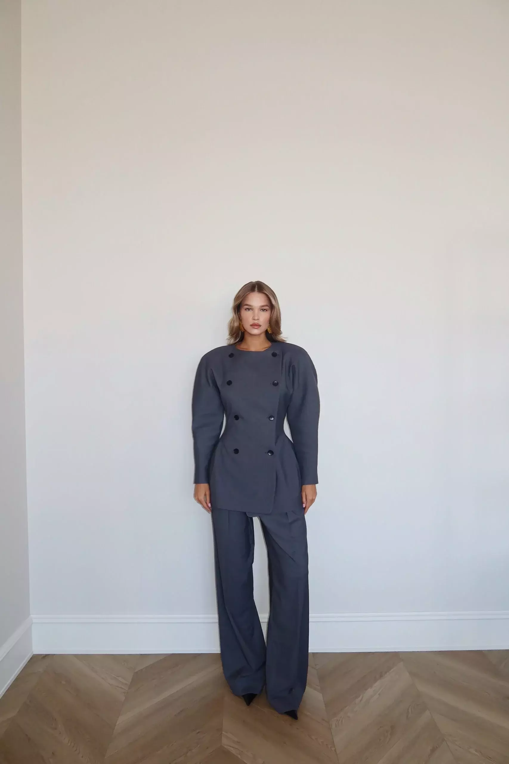 Приталенный двубортный пиджак с объемными плечами, Серый