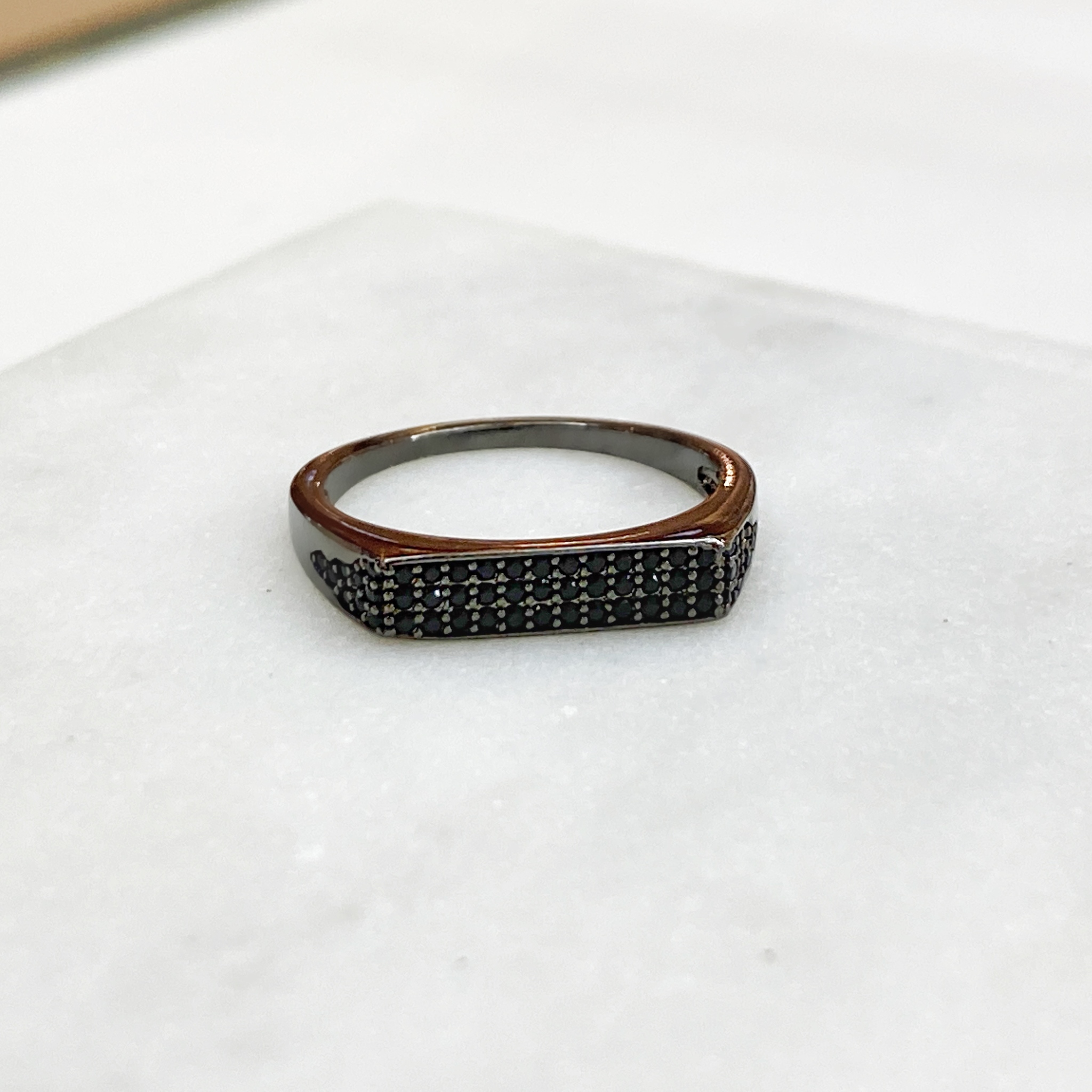 Кольцо с плоским мини-пале, черный