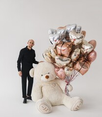 Плюшевый медведь со связкой гелиевых шаров