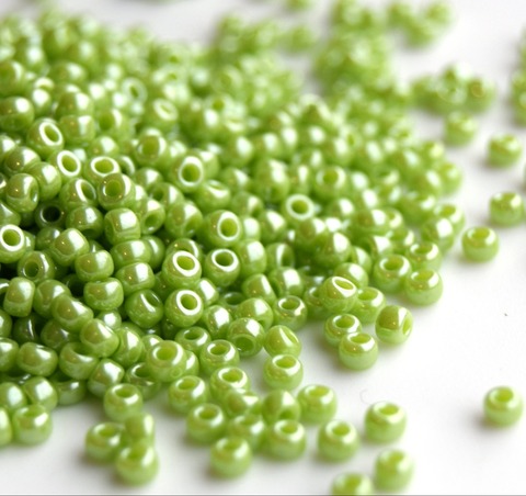 8/0 RR-0439 Opaque Chartreuse Luster