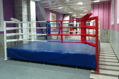 Ринг боксерский на помосте, разборный, помост 7.5х7.5м, высота 0.5м, боевая зона 6х6м.