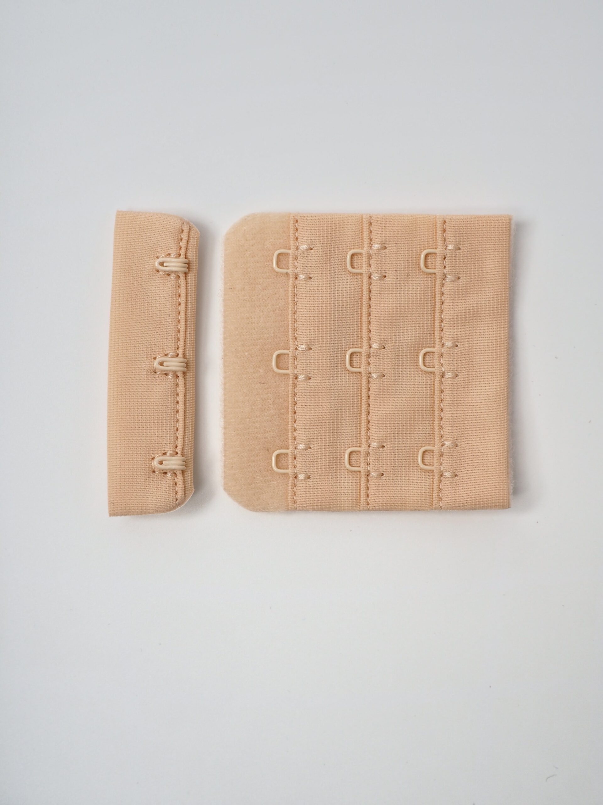 Застежка для бюстгальтера бежевая с крючками 3х3