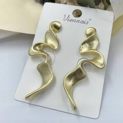 sergi-dlinnye-volnistye-bazovyj-garderob