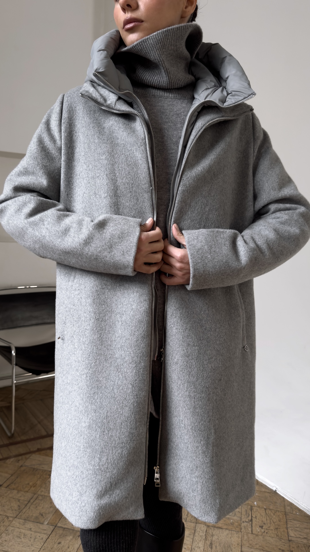Шерстяное пальто с утепленной подкладкой и капюшоном