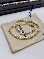 Колье-чокер в стиле LV из жемчуга с подвесками