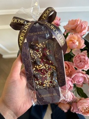 Молочный шоколад ручной работы с вишней и смородиной