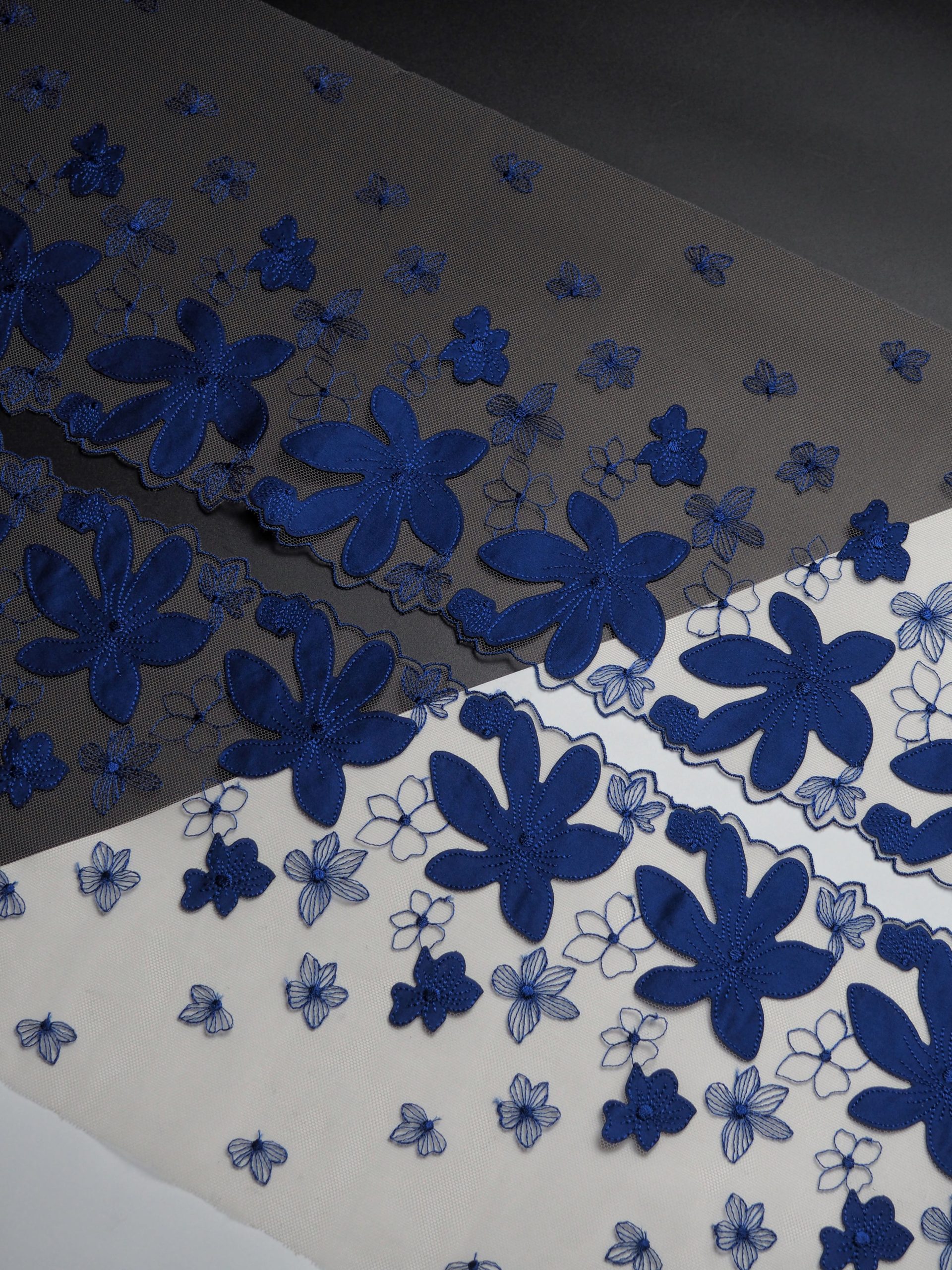 Вышивка на сетке ультрамарин с телесным ширина 23 см (2 стороны) ОТРЕЗЫ