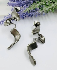 sergi-dlinnye-volnistye-bazovyj-garderob