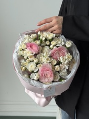 Букет из ранункулюсов и кустовых диантусов