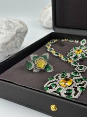 30430- Комплект украшений колье + серьги в стиле BVLGARY с зелеными и желтыми камнями