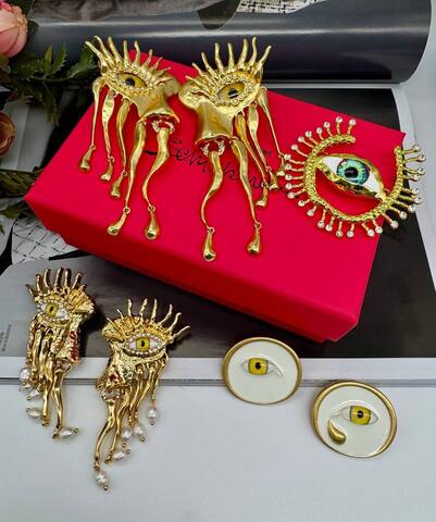 73123- Ассиметричные серьги круглые в стиле Schiaparelli с белой эмалью