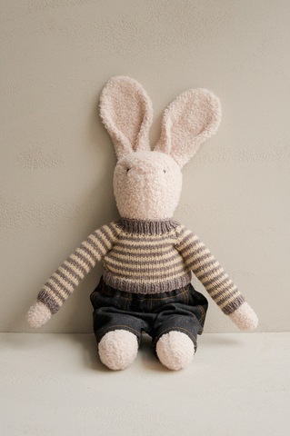 Заяц в вязаном свитере