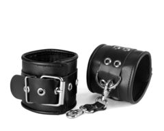 Черные кожаные наручники с ремешком с двумя карабинами на концах - 