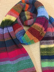 Шарф ANRU выполнен в классическом двойном стиле с разноцветными полосками различного размера. Каждый полосатый шарф - уникален.