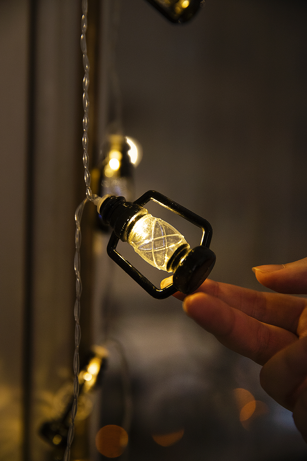 гирлянда фонарики нить. нити фонари. нити фонари. фонарики светящиеся синим. рождественский фонарь.