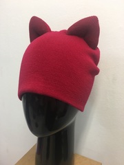 Оригинальная шапочка с объемными кошачьими ушками пришитыми вручную. Связана на нашем производстве в Санкт-Петербурге.