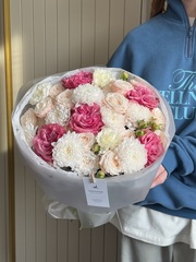 Букет из кустовых пионовидных роз, хризантемы, диантусов и одноголовых роз