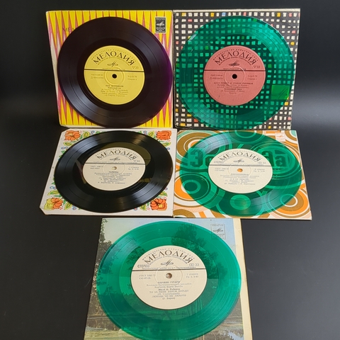 Набор из 5 цветных пластинок : ВИА Чаривни гитары / ВИА Коробейники / ВИА Калинка и др. 5 Виниловых пластинок 7 дюймов миньоны. Мелодия СССР.