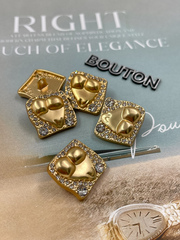 Пуговицы Скиап. квадратные в стразах с рельефом тела матовое золото