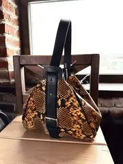 Женская рыжая сумка на плечо из натуральной кожи с тиснением питон