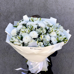 Элегантный букет из хризантем и альстромерий