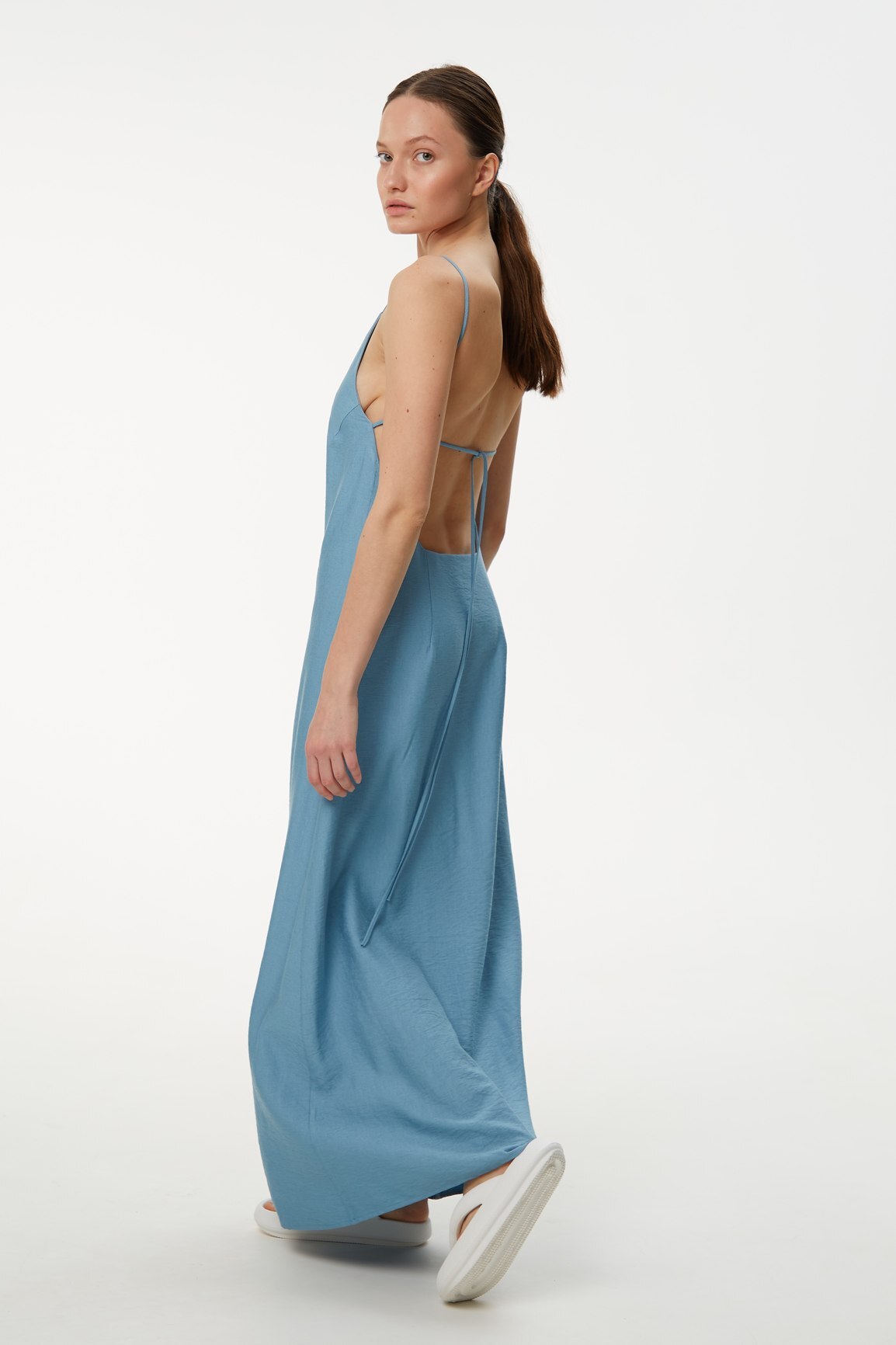 Платье макси с графичным вырезом на спинке, фактурная вискоза, пыльно-голубой