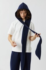 Капюшон из трикотажа темно-синего цвета