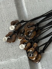 Подвеска цветочек в коричневом цвете