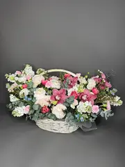 Корзина весенняя с ранункулюсами