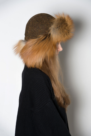 Шапка ушанка из твида с лисицей.