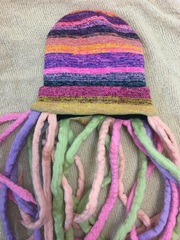 Шапка с разноцветными дредами