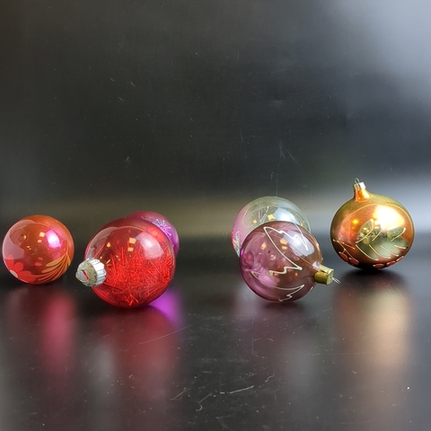 Ёлочные игрушки набор из 6 разных средних шариков, стекло, ручная роспись, подвесные, винтаж времён СССР 1960-1980 гг. Советские ёлочные игрушки и украшения. Состояние и комплектация на фото.