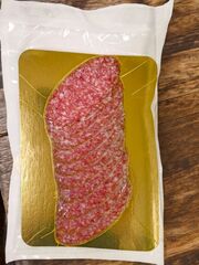 Сырокопченая колбаса с горчицей