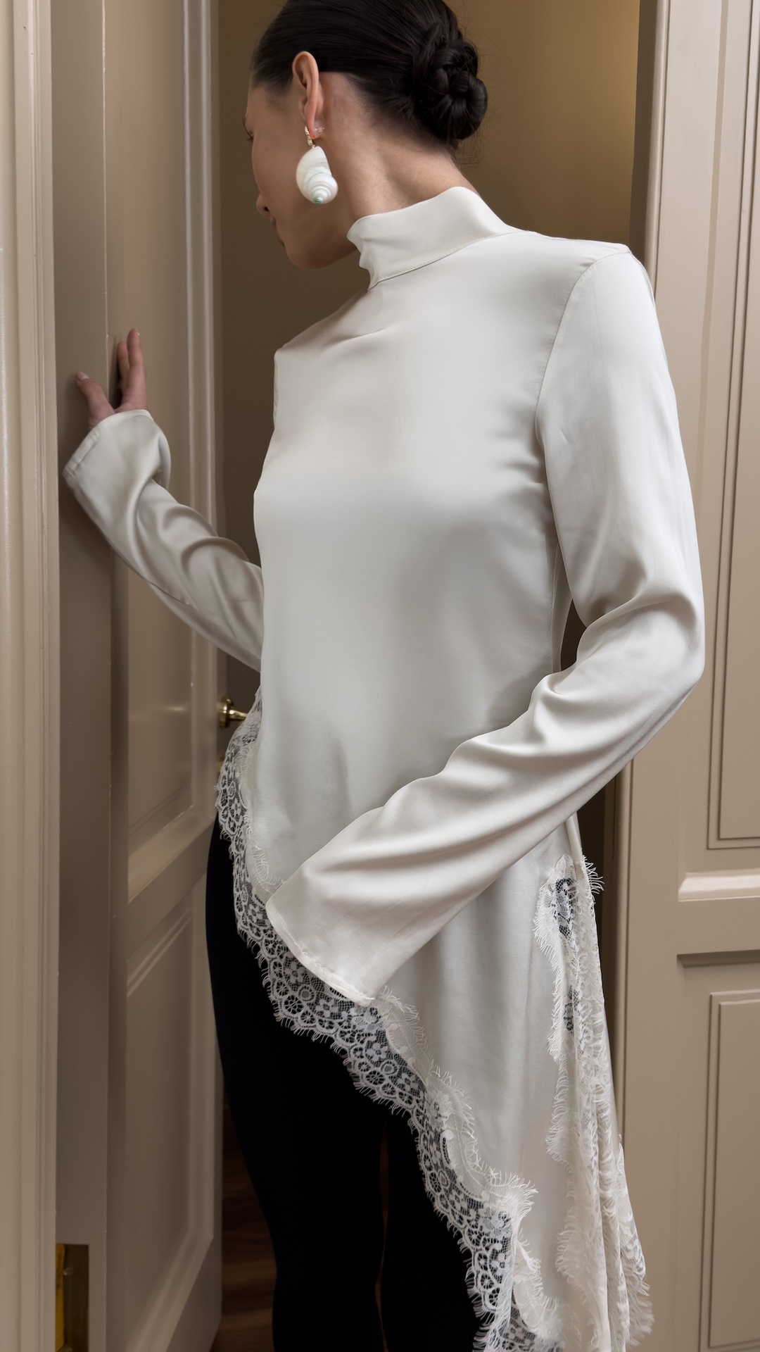 Лонгслив с косым краем и кружевом