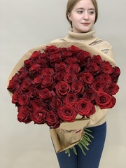 Букет 51 красная роза Эквадор 70см в крафте