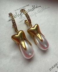 sergi-tooth-v-stile-schiaparell-s-podveskami-iz-zhemchuga