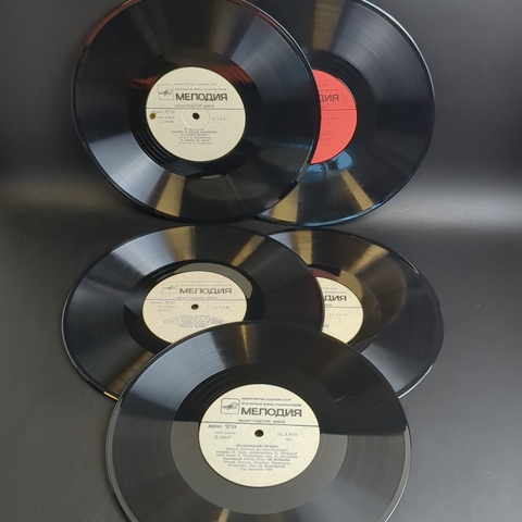 Набор из 5 виниловых пластинок 10 дюймов детские сказки и песни : Маленький принц / Крошечка хаврошечка / Золотая антилопа / Сказка о Иване Царевиче и сером волке / Три толстяка. 5 Виниловых пластинок 12 дюймов. Мелодия СССР.