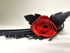 Черная кожаная плеть с красной лаковой розой в рукояти - 40 см. - 