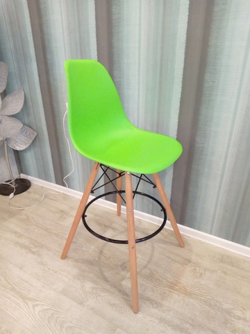 Интерьерный дизайнерский барный стул Eames Long Mold, на четырех ножках, для барных стоек 90-105 см, зеленый