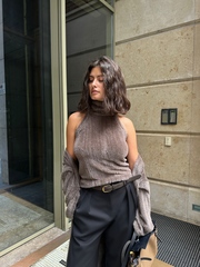 Блуза-Топ из пушистого трикотажа с горлом коричневый