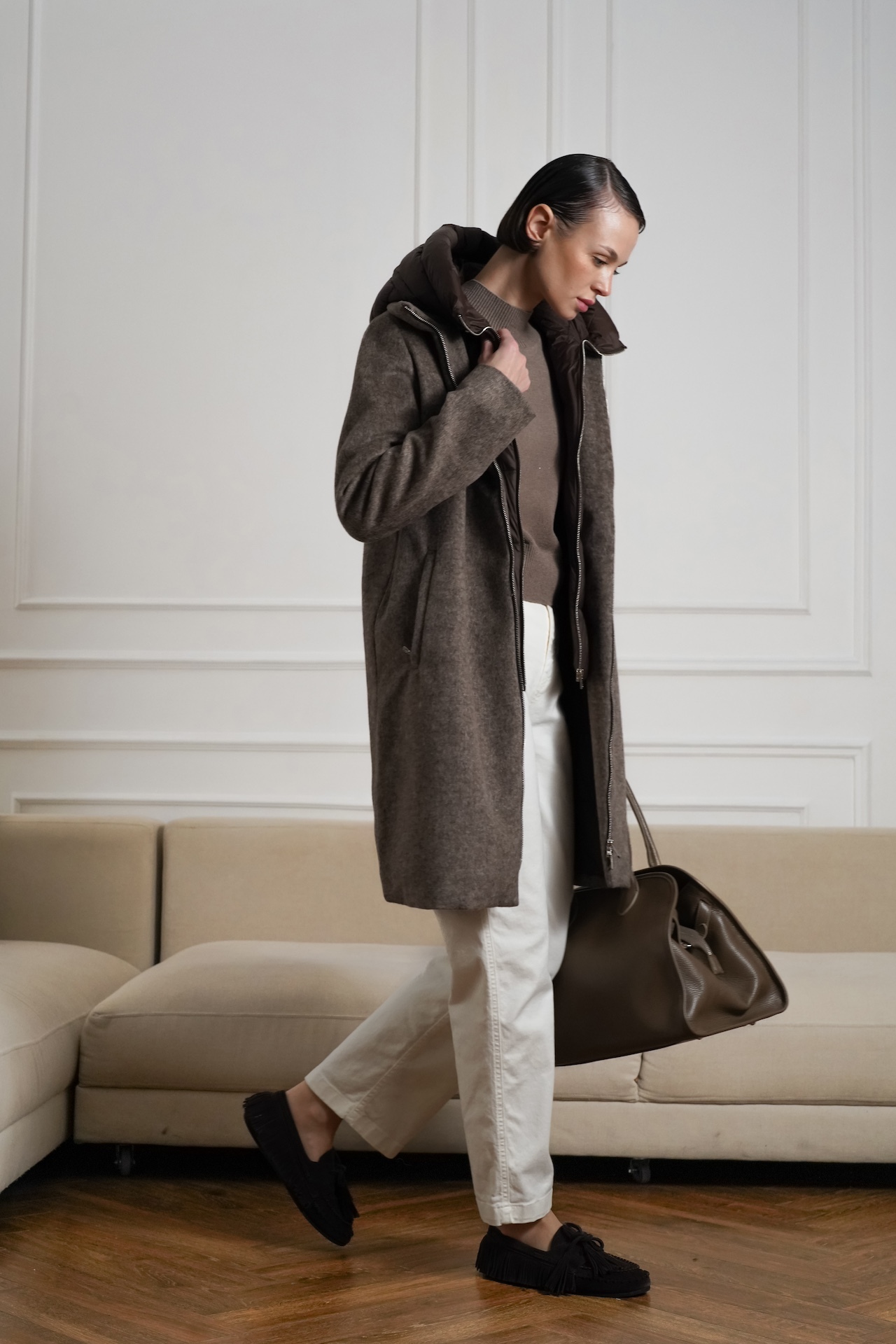 Шерстяное пальто с утепленной подкладкой и капюшоном