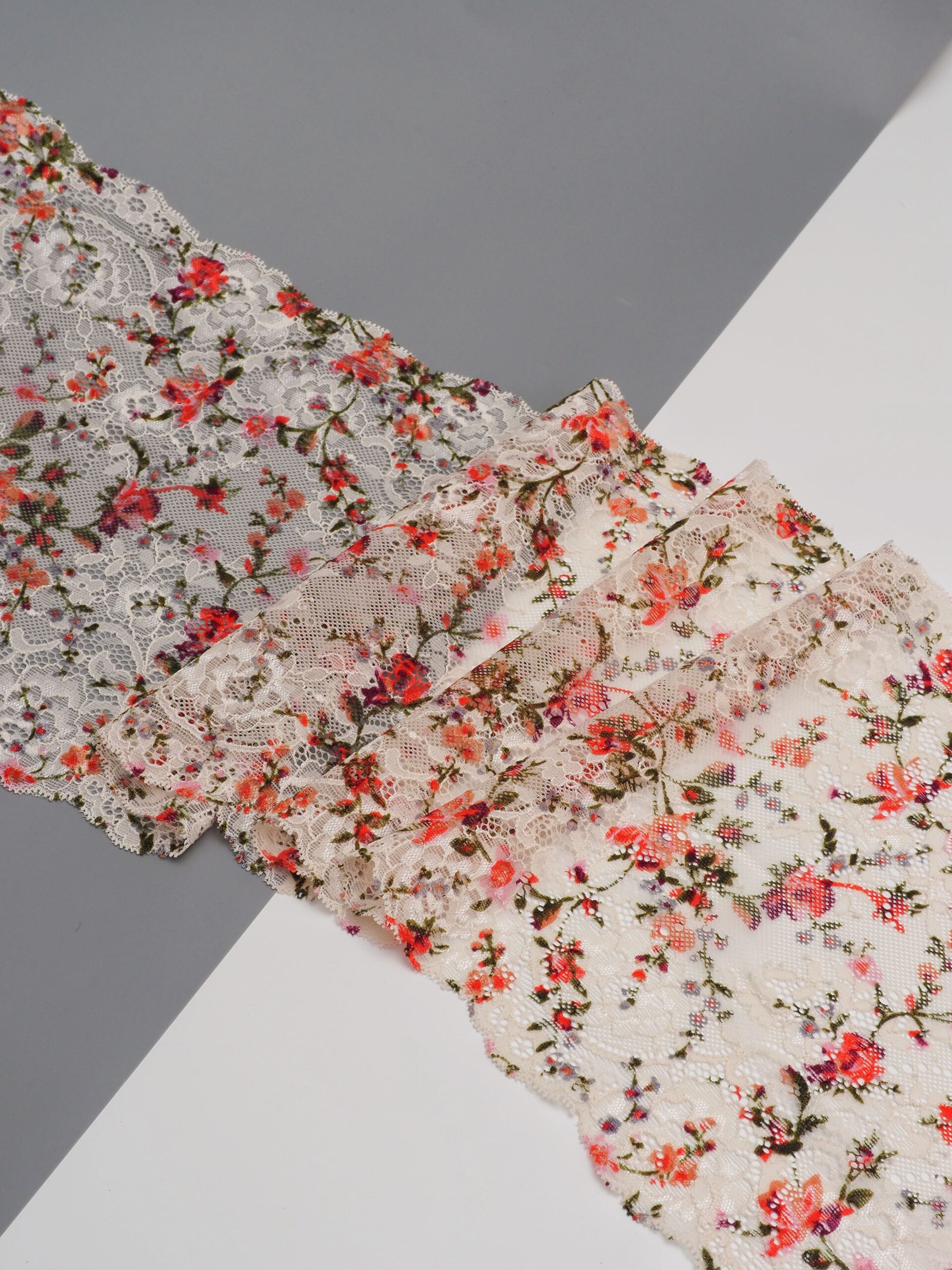 Эластичное кружево кремово-розовое с мультиколор ширина 22 см НОВОЕ