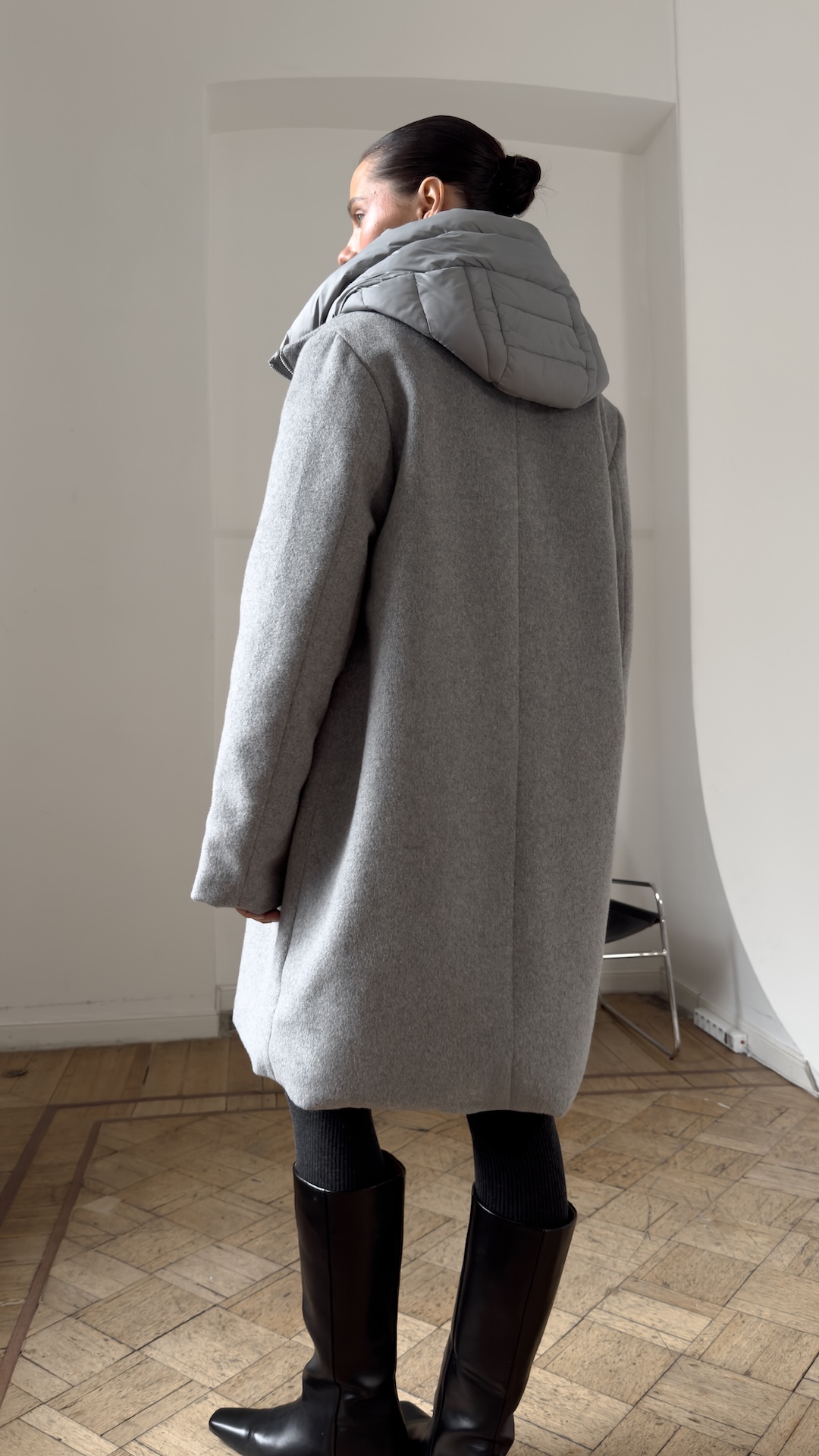 Шерстяное пальто с утепленной подкладкой и капюшоном