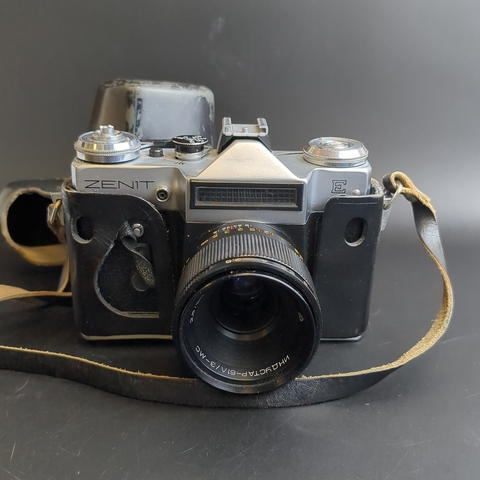 № 36 Фотоаппарат плёночный "Зенит Е" с объективом "Индустар 61Л/3-МС" в кофре, металл, стекло, кожа, Красногорский механический завод (КМЗ), СССР