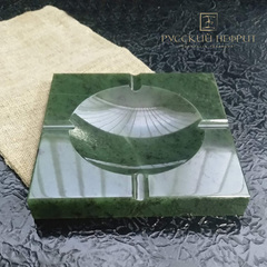 Пепельница из зеленого нефрита.