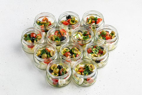 Салат с моцареллой, томатами и оливками, 12 шт.