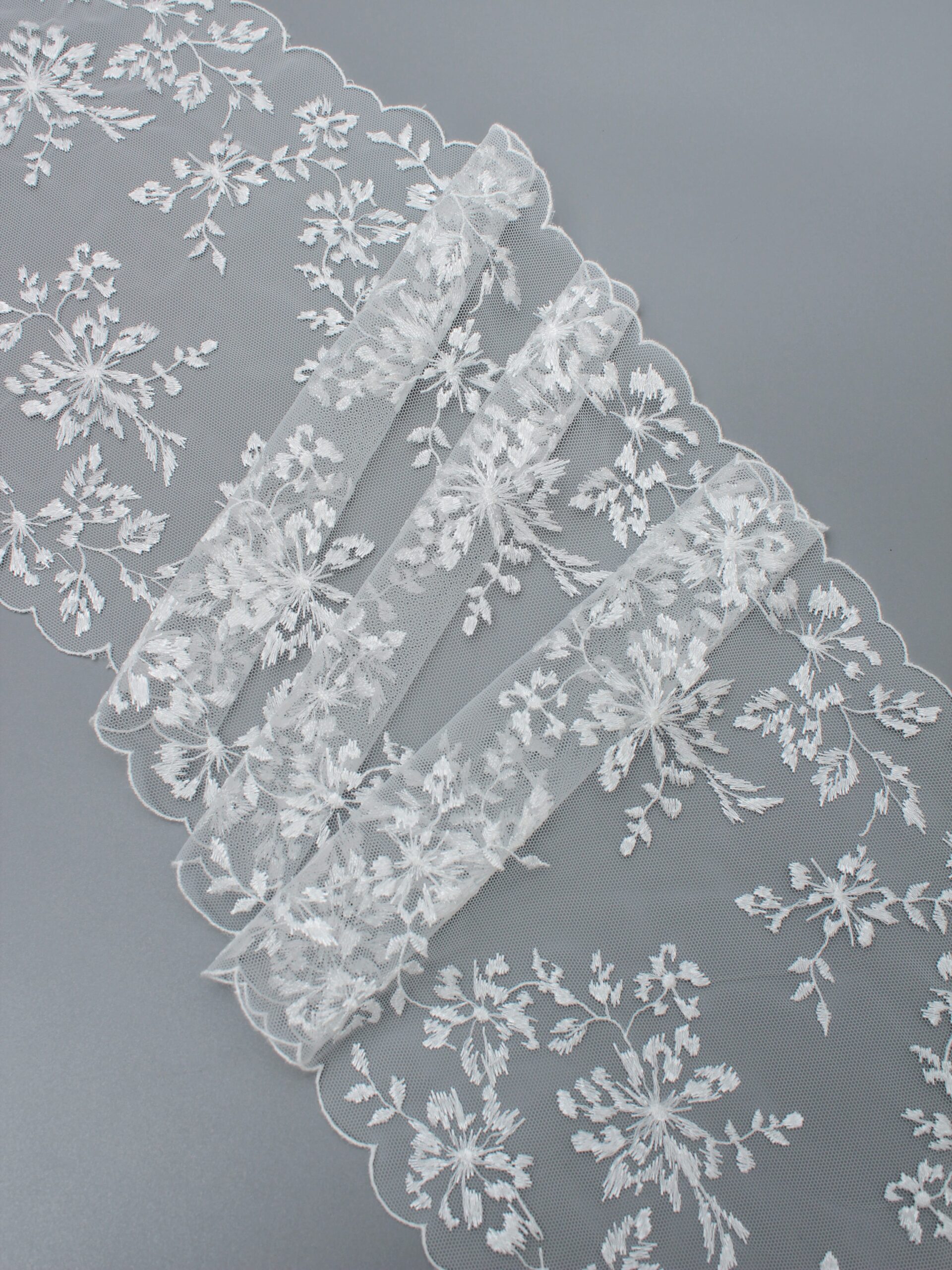 Вышивка на сетке белая неэластичная ширина 19 см