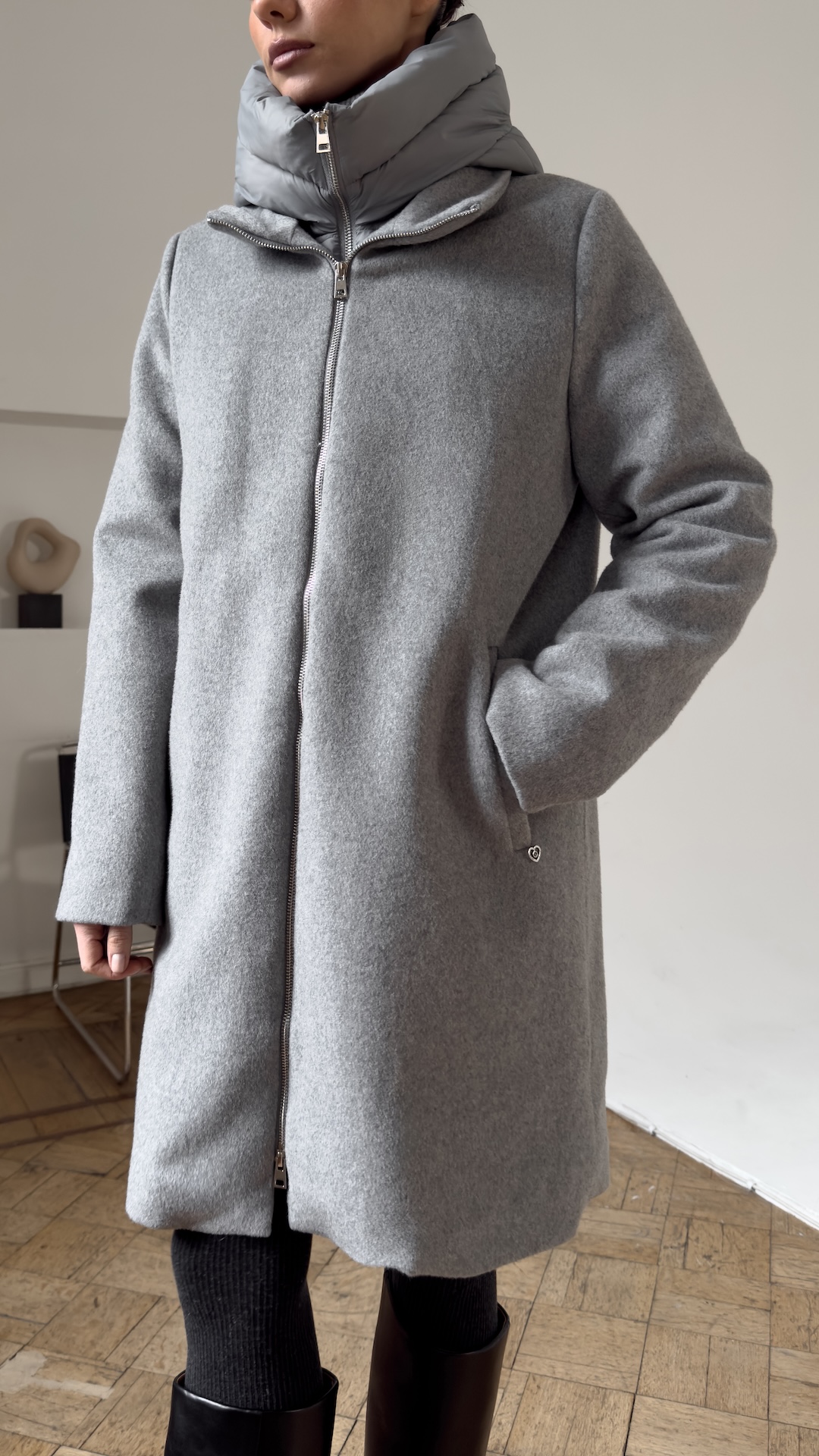 Шерстяное пальто с утепленной подкладкой и капюшоном